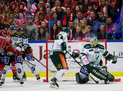 Färjestads Mikael Wikstrand styr in 3-2 pucken i eget mål
