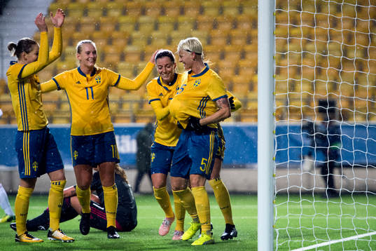 Sveriges Nilla Fischer jublar med lagkamrater