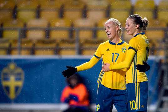 Sveriges Caroline Seger och Line Hurtig jublar