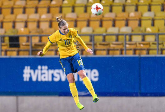 Sveriges Lina Hurtig nickar bollen