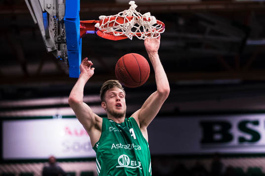 Södertäljes Nick Spires gör poäng med en dunk