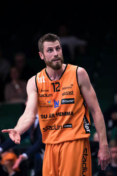 Norrköpings Mikael Lindquist reagerar