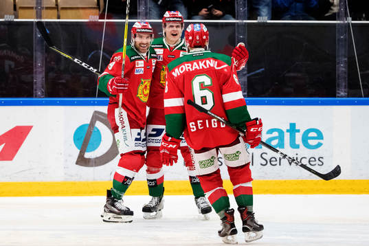 Moras Erlend Lesund (m) har gjort 3-2-målet och jublar med