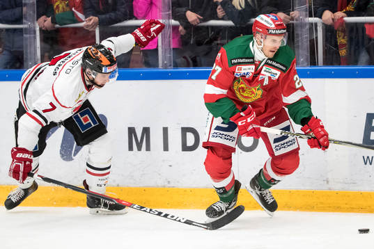 Moras Matt Bailey och Örebros Alexander Hellström  i