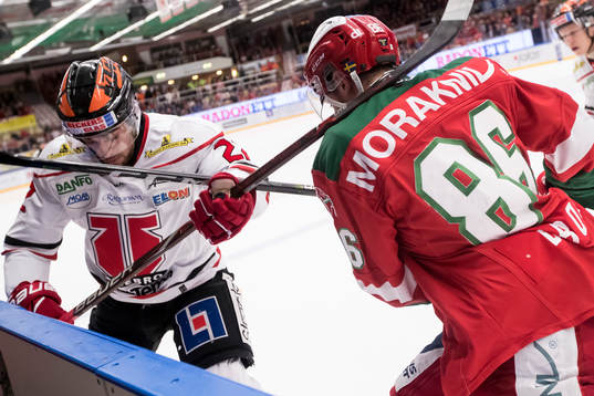 Örebros Jonathan Andersson och Moras Mathias Bromé  i