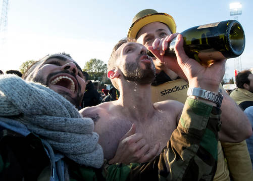 Dalkurds supporters och spelare  jublar