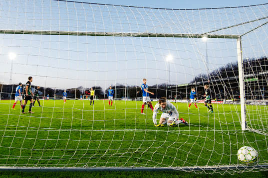 Varbergs Peter Nyström gör 2-0-målet bakom Åtvidabergs