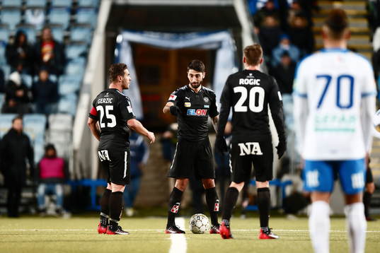 Örebros Nordin Gerzic och Filip Rogic strax innan avspark