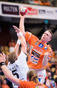 Kristianstads Philip Henningsson skjuter över Eskilstunas