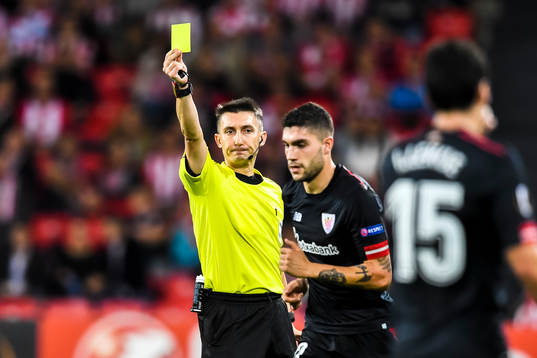 Athletic Bilbaos Unai Nunez får en varning ave domaren