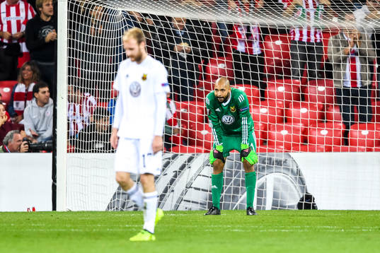 Östersunds målvakt Aly Keita deppar