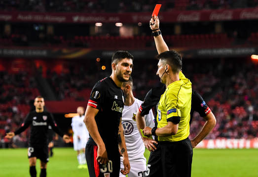 Athletic Bilbaos Unai Nunez får rött kort