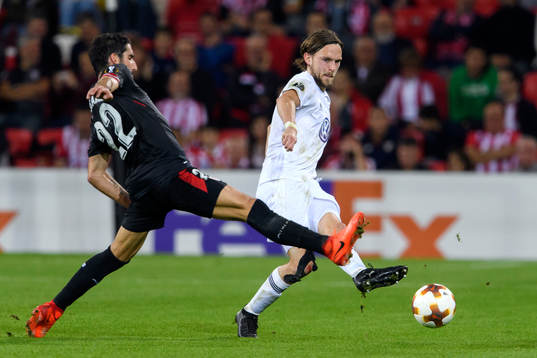 Athletic Bilbaos Raul Garcia och Östersunds Tom Pettersson