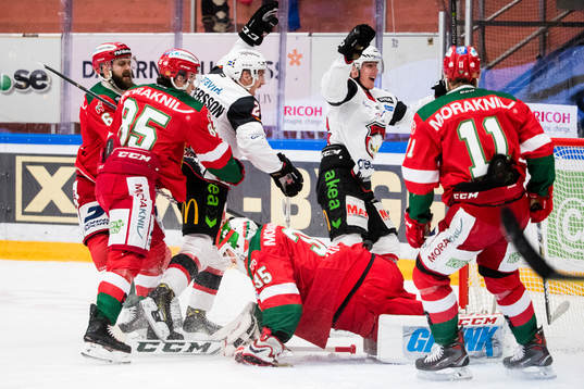 Malmö Redhawks Erik Andersson och Kim Rosdahl  jublar