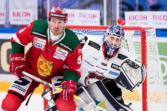 Moras Andrew Rowe och Malmö Redhawks målvakt Jonas