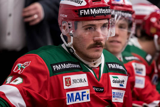 Moras John Persson  i ishockeymatchen i SHL mellan Mora och