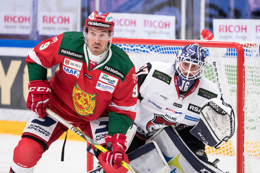 Moras Andrew Rowe framför Malmö Redhawks målvakt Jonas