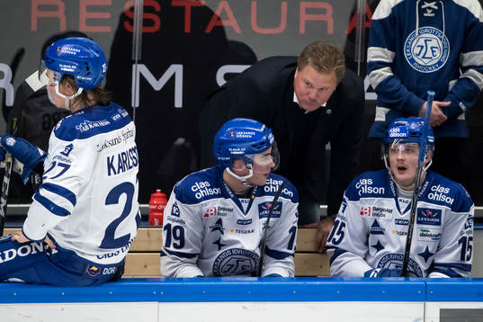Leksands tränare Leif Carlsson bakom Tobias Forsberg Johan