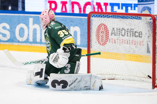 2-1 bakom Björklövens målvakt Adam Werner  i