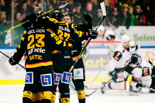 Skellefteås Sebastian Ohlsson jublar med Mark Katic