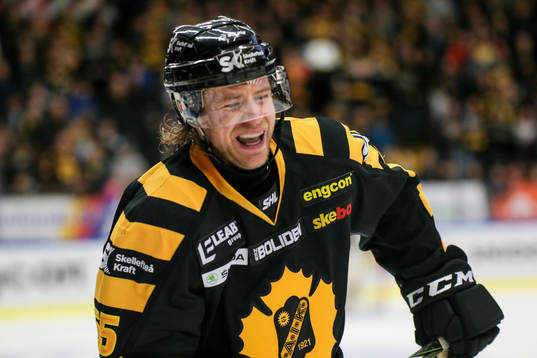 Skellefteås Michael Kostka grinar illa