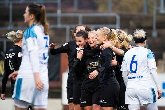 Göteborgs Pauline Hammarlund och Adelina Engman jublar