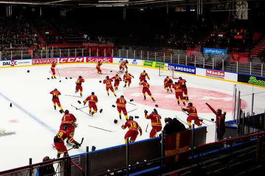 Skånes spelare åker ut på isen och jublar på