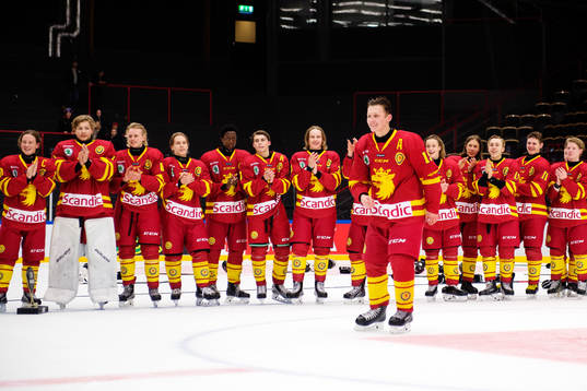 Skånes Oskar Magnusson på väg fram för att ta emot