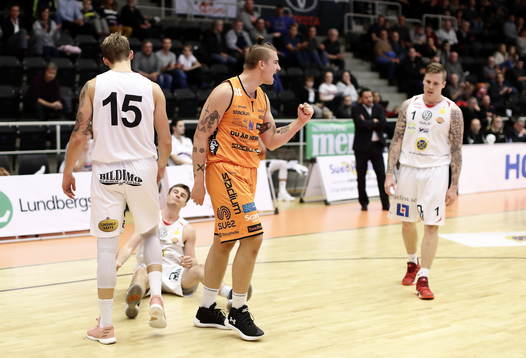 Norrköpings Fredrik Larsson jublar och Uppsalas Axel