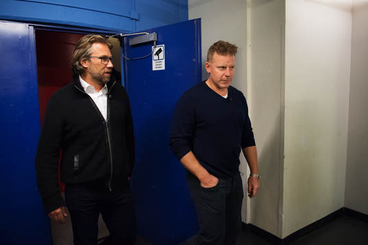 Peter Forsberg och Daniel Alfredsson på väg in till en