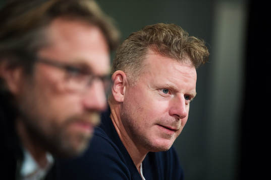 Peter Forsberg och Daniel Alfredsson på väg in till en
