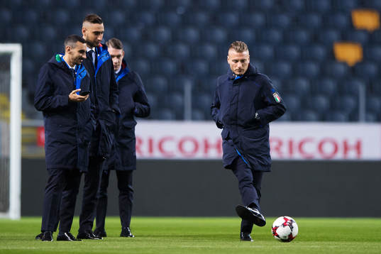 Ciro Immobile sparkar en boll
