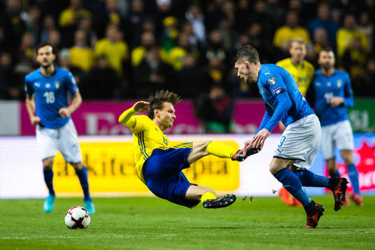 Sveriges Albin Ekdal och Italiens Andrea Belotti