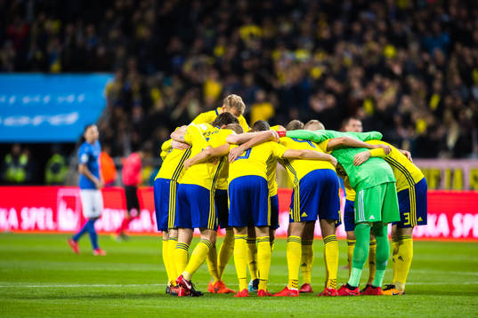 Sveriges spelare före fotbollsmatchen i VM-kvalets