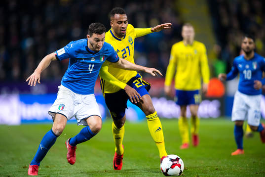 Italiens Matteo Darmian och Sveriges Isaac Kiese Thelin