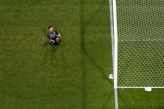 Italiens målvakt Gianluigi Buffon ser bollen gå i mål