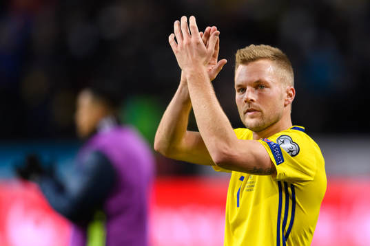 Sveriges Sebastian Larsson tackar publiken