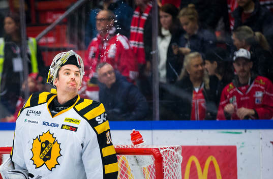 Skellefteås målvakt Gustaf Lindvall deppar och spottar
