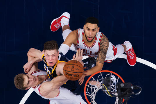 Chicagos Lauri Markkanen och Denzel Valentine utmanas av