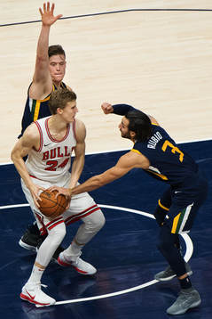 Utahs Jonas Jerebko och Ricky Rubio utmanas av Chicagos