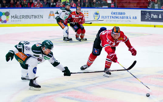 Färjestads Linus Persson och Örebros Filip Ahl