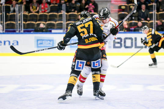 Skellefteås Emil Djuse tacklar en Luleåspelare