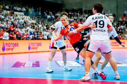 Heidi Løke of Norway and Kang Eunhye of South Korea