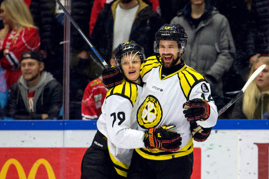 Brynäs Johan Alcén jublar med Daniel Mannberg