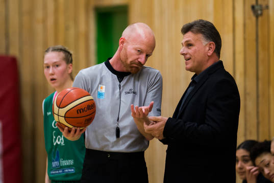 s coach Fotios Iannidis i diskussion med domaren