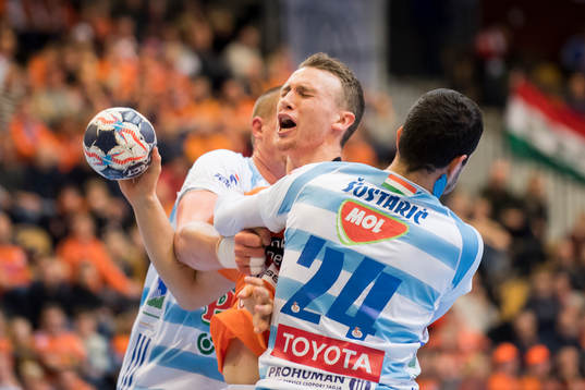 Kristianstads Philip Henningsson i armarna på Pick Szegeds