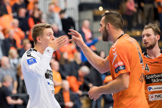 Kristianstads målvakt Leo Larsson och Mario Lipovac jublar