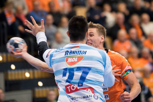 Kristianstads Olafur Gudmundsson skjuter på sidan förbi