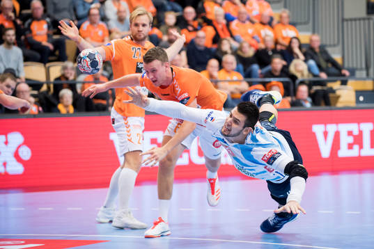 Kristianstads Philip Henningsson och Pick Szegeds Banhidi