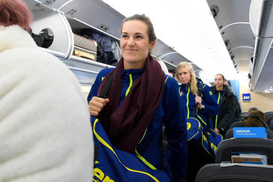 Sveriges Sabina Jacobsen ombord på planet till Tyskland